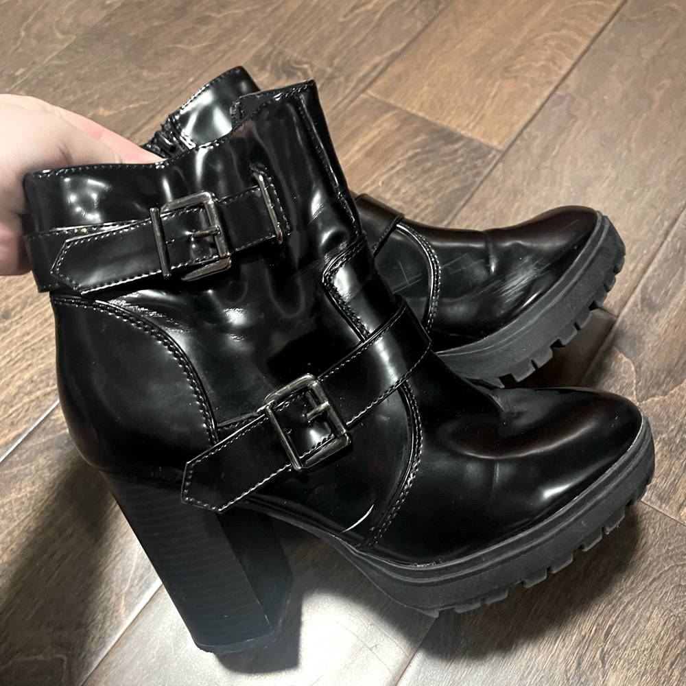 Size 8 Women’s Heeled Leather Boots